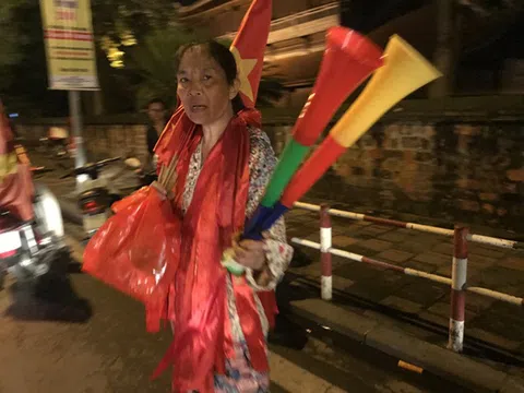 Giật mình phụ kiện `đi bão` mừng Olympic Việt Nam thắng Syria ế ẩm đầy đường